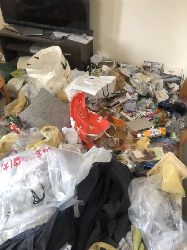 足元が見えないほど、ごみが散乱していた1DKのお部屋が片付き大変お喜びいただけました!